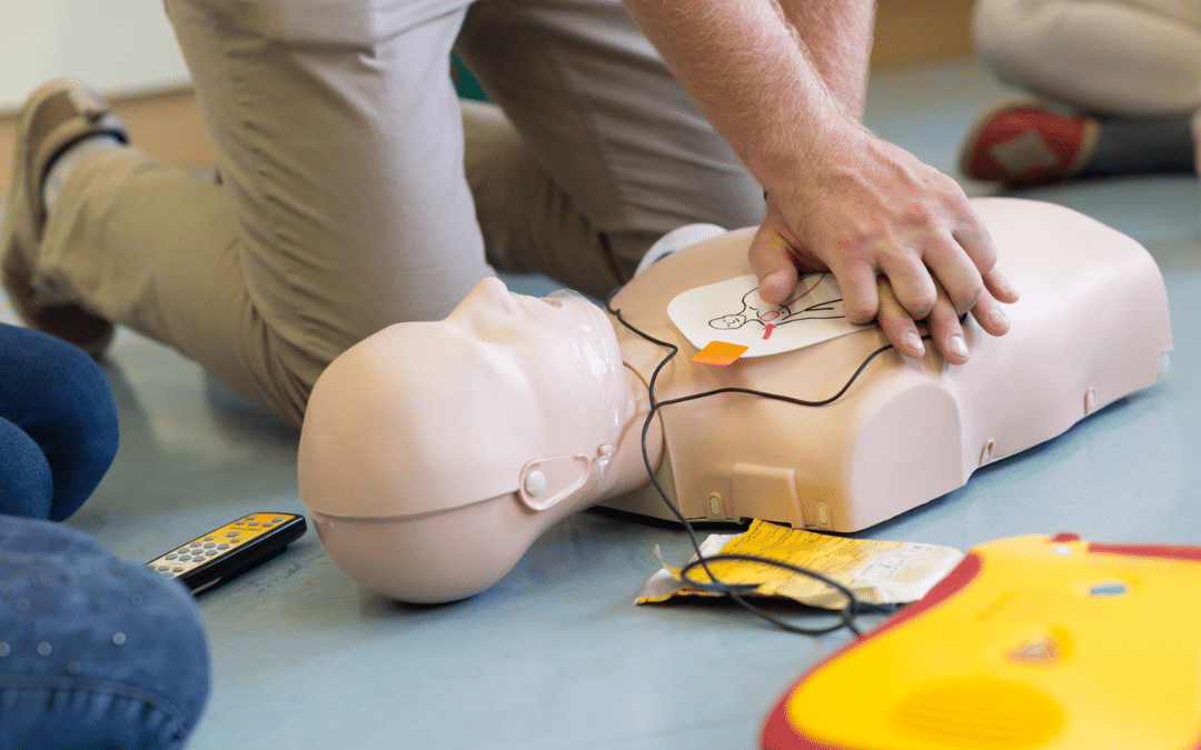 Reanimatietraining met AED op oefenpop